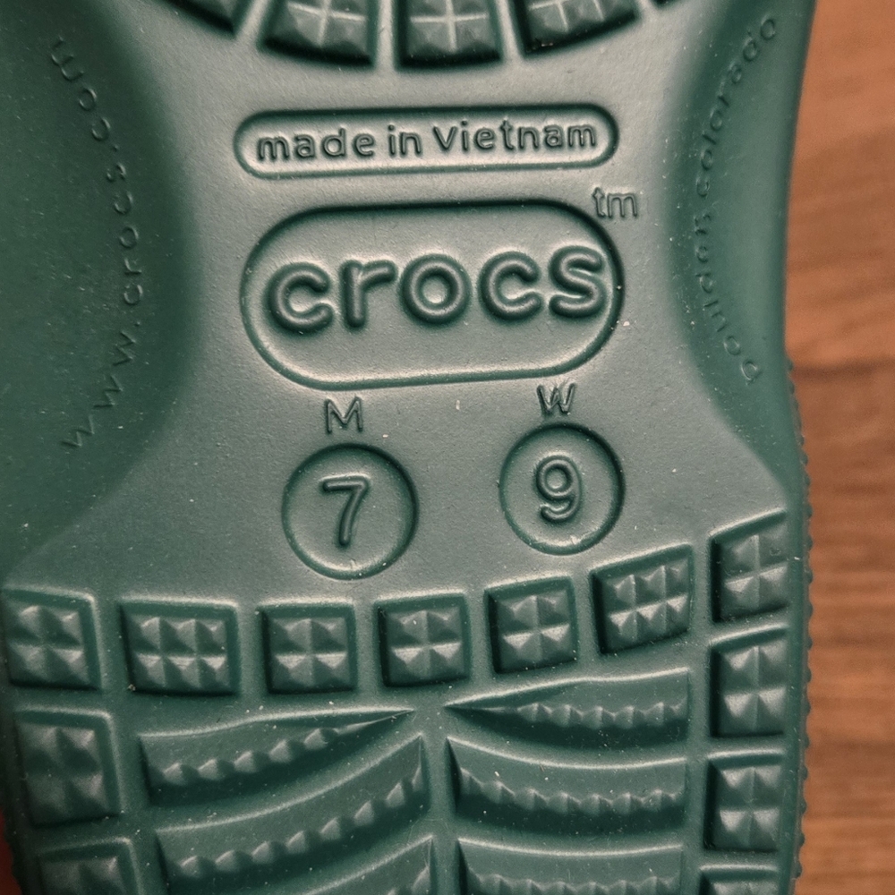 NWT Classic Crocs Green Women's 9 Men's 7 - Picture 5 of 5